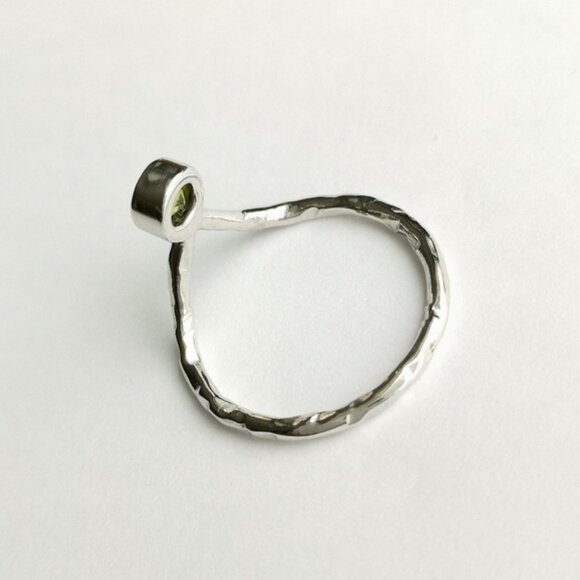 New hammered sterling silver V shaped ring with Peridot - Picture 2 of 4